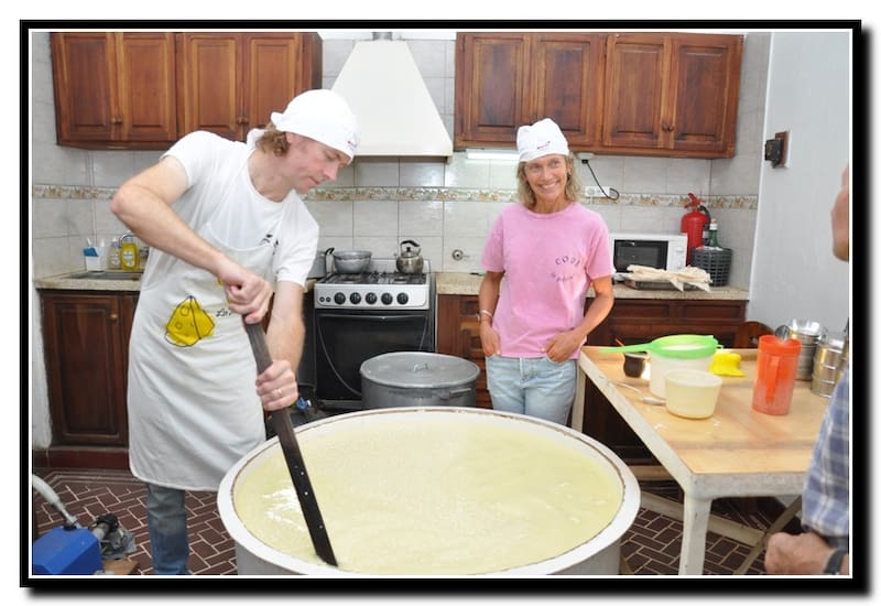Freddy Fässler y Maru Botana, en una visita que realizó la cocinera años atrás con el objetivo conocer su producción artesanal y la tradición quesera de su familia. (Foto: Gentileza Quesería Fässler)