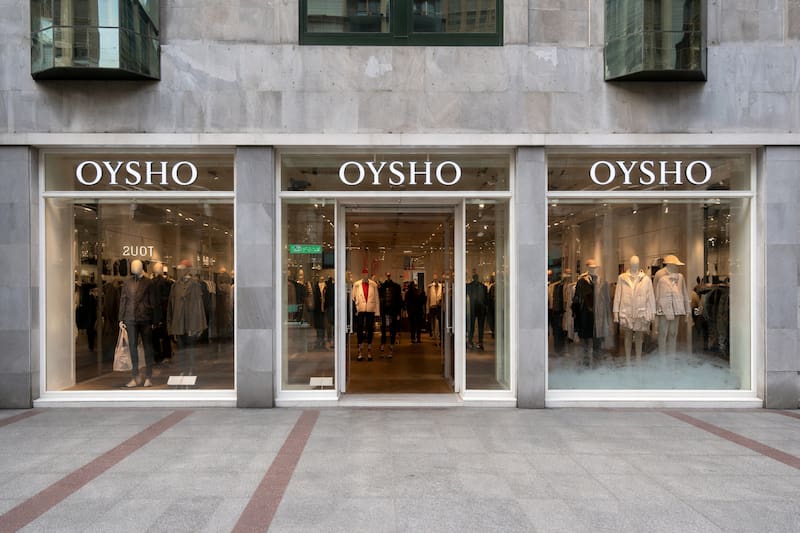La tienda Oysho de la calle Corrida baja la persiana y deja un local vacío en una de las arterias comerciales más transitadas de Gijón.