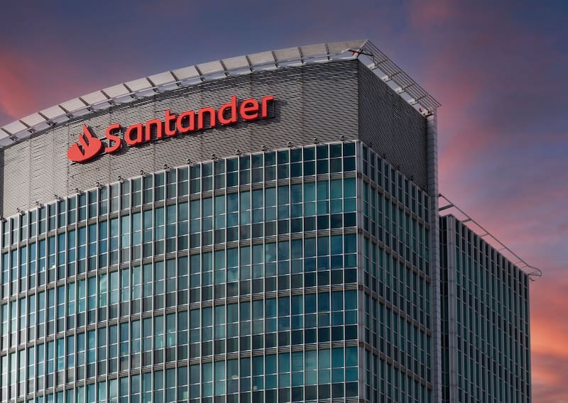 La red de oficinas del Banco Santander sigue siendo un punto central en la relación con los clientes, pese al avance de los servicios digitales.