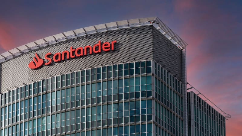 Frente de un edificio del Banco Santander.