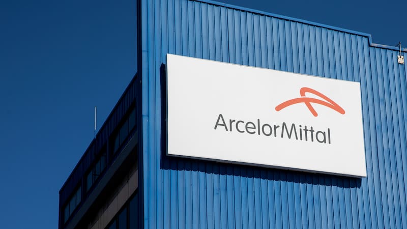 ArcelorMittal se consolida como la acción estrella del Ibex 35 tras subir casi un 42% en el año, impulsada por un entorno regulatorio favorable, mejoras en el ciclo del acero y nuevas inversiones estratégicas en Europa.