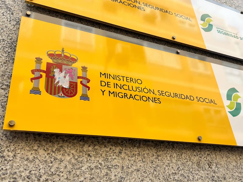 El Ministerio de Inclusión, Seguridad Social y Migraciones gestiona los procedimientos relacionados con la reagrupación familiar y las autorizaciones de residencia.