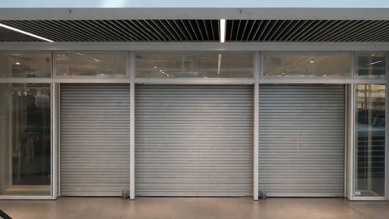 El cierre de una tienda emblemática confirma un giro en la estrategia comercial de un gran grupo textil y reabre el debate sobre el futuro del comercio urbano en España.