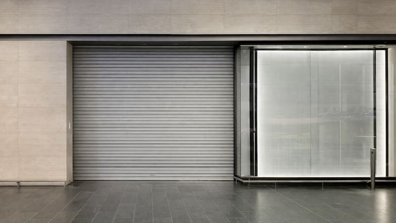 Una de las marcas de moda más populares del país acelera un cambio profundo en su red comercial con cierres selectivos de tiendas y una apuesta por locales más grandes y tecnológicos en España.