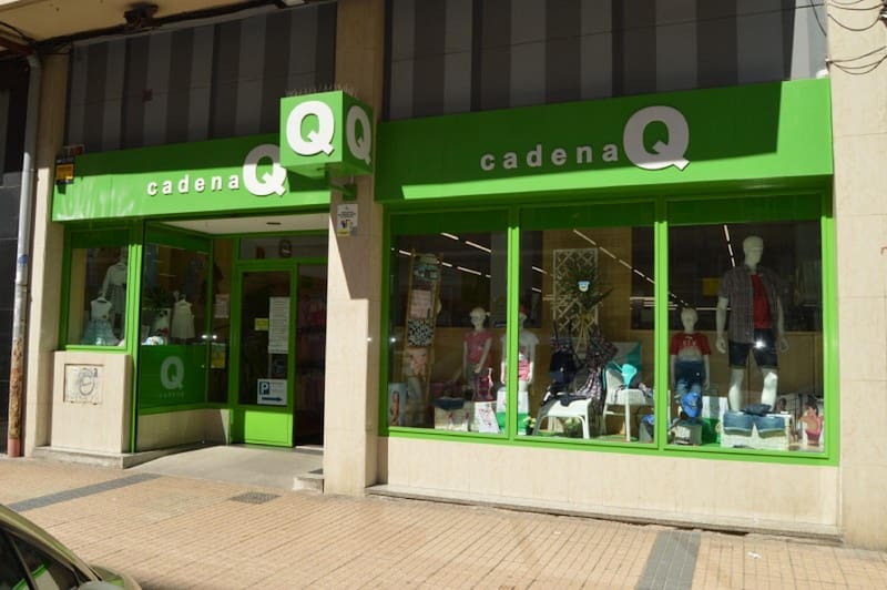 Durante décadas, Cadena Q mantuvo una amplia red de tiendas de ropa de barrio, con presencia en distintas ciudades y zonas comerciales del país.