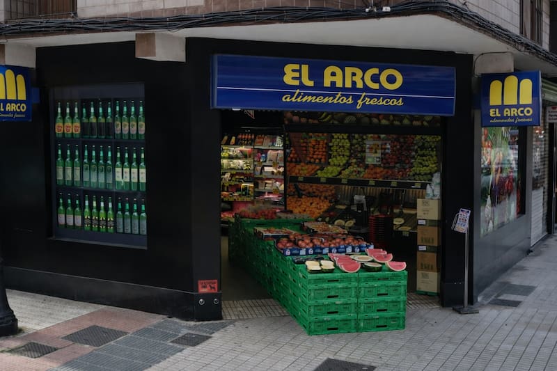 El frente de El Arco antes del cierre definitivo, un ejemplo del rol que tuvieron las tiendas de barrio en la vida cotidiana del vecindario.