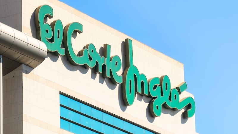 El Corte Inglés anuncia el relevo de Marta Álvarez por su hermana Cristina como presidenta no ejecutiva. La sucesión será efectiva en enero de 2026 y mantiene el plan estratégico.