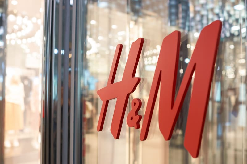 La cadena sueca H&M anunció un plan de reorganización en España que incluye el cierre de varias tiendas y un ajuste laboral tras negociar con los sindicatos.