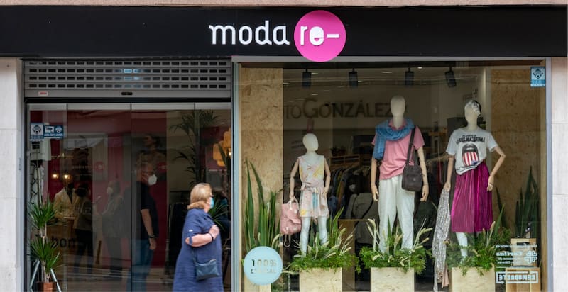 Las tiendas Moda Re- ya están presentes en ciudades como Madrid, Barcelona, Valencia y Sevilla