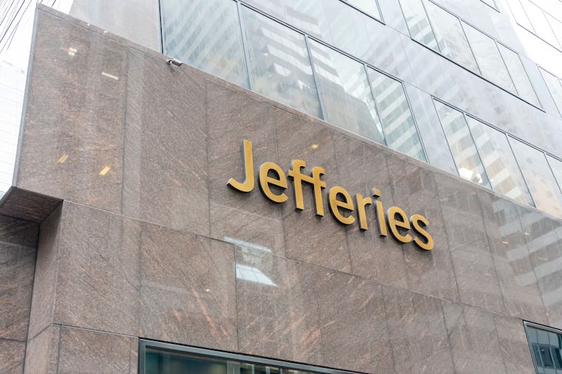 Jefferies ve un alto potencial en BBVA y estima que la entidad devolverá 12.000 millones de euros a los accionistas en 2025.