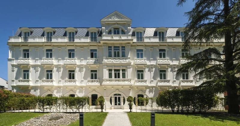 El edificio histórico restaurado alberga hoy el Hotel Castilla Termal Solares, un complejo de cuatro estrellas que recupera la tradición balnearia de la zona.