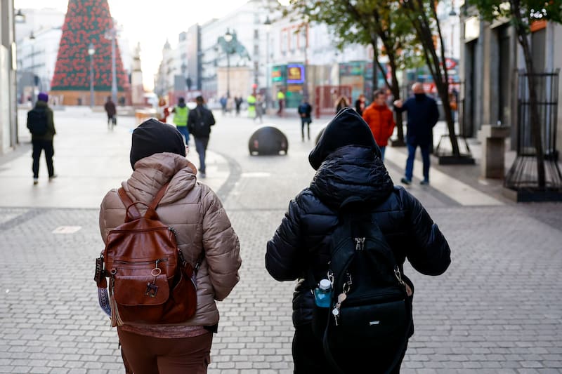MADRID, 19/11/2025.- Personas abrigadas pasean por el centro de Madrid, este miércoles. Continúa el frío en Madrid con temperaturas mínimas en los 0 grados y heladas débiles en el extremo oriental y en la Sierra, donde podrán ser moderadas en zonas altas, según la predicción de la Agencia Estatal de Meteorología (Aemet). EFE/ Mariscal