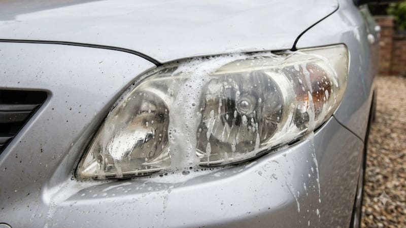 Frotar bicarbonato de sodio y vinagre en las ópticas del auto: por qué lo recomiendan y cuál es el beneficio de hacerlo
Fuente: IA