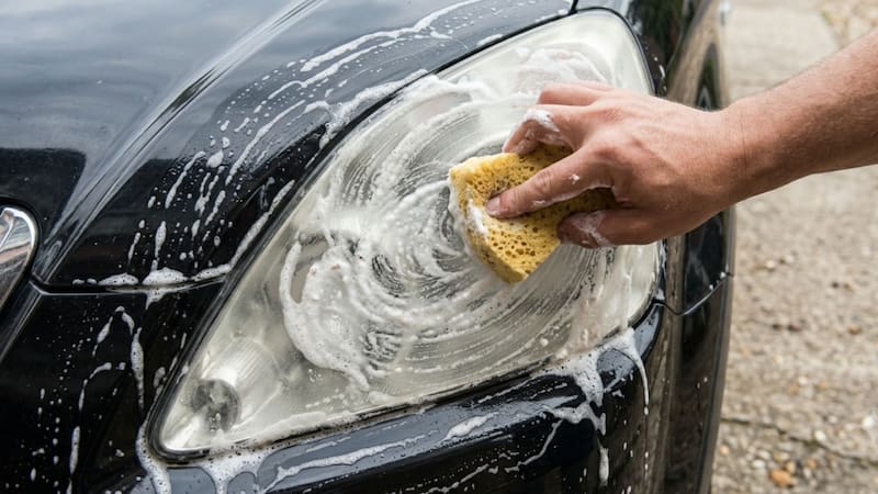 Frotar bicarbonato de sodio y vinagre en las ópticas del auto: por qué lo recomiendan y cuál es el beneficio de hacerlo
Fuente: IA