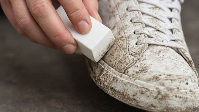 Frotar una goma en las zapatillas sucias: para qué sirve y por qué recomiendan hacerlo durante pocos segundos