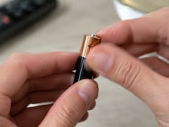 Frotar las pilas del control remoto con las manos: para qué sirve y por qué todos lo hacen