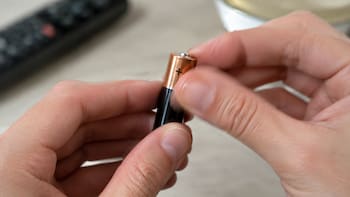 Frotar las pilas del control remoto con las manos: para qué sirve y por qué todos lo hacen