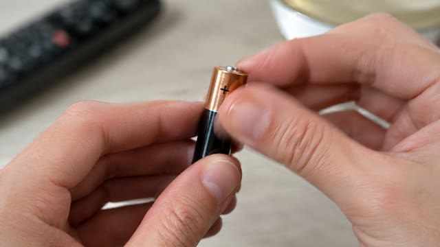 Frotar las pilas del control remoto con las manos: para qué sirve y por qué todos lo hacen
