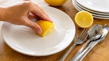Frotar limón en los platos y cubiertos: para qué sirve y por qué lo recomiendan