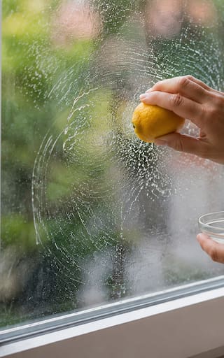 Por qué recomiendan frotar un limón por las ventanas de la casa y para qué sirve