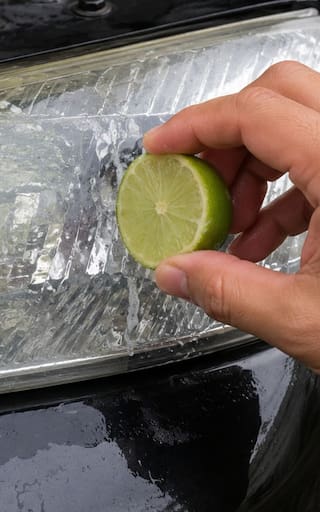Frotar medio limón en los faros del auto: para qué sirve y por qué lo recomiendan