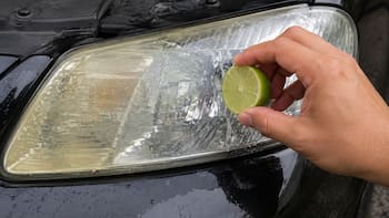 Frotar medio limón en los faros del auto: para qué sirve y por qué lo recomiendan