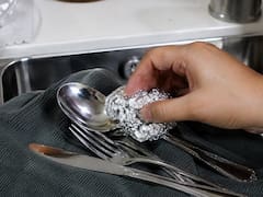 Frotar papel aluminio sobre cubiertos de plata: por qué recomiendan hacerlo y para qué sirve