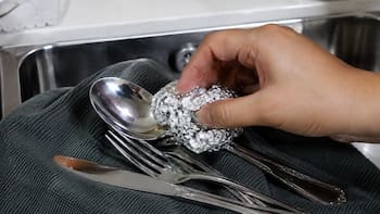 Frotar papel aluminio sobre cubiertos de plata: por qué recomiendan hacerlo y para qué sirve