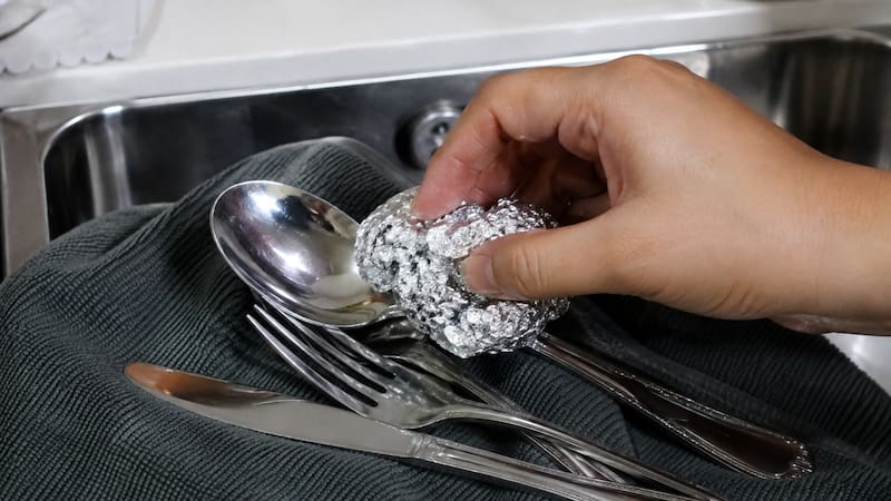 Frotar papel aluminio sobre cubiertos de plata por qué recomiendan hacerlo y para qué sirve.