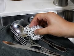 Para qué sirve limpiar los cubiertos con papel aluminio: la recomendación probada por expertos en plata