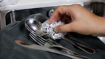 Para qué sirve limpiar los cubiertos con papel aluminio: la recomendación probada por expertos en plata