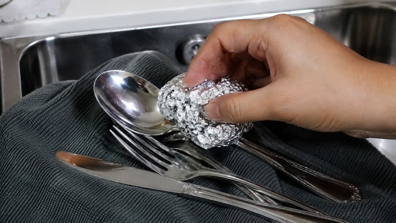 Frotar papel aluminio sobre cubiertos de plata por qué recomiendan hacerlo y para qué sirve.
