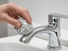 Frotar papel de aluminio sobre los grifos de la casa: por qué se recomienda y para qué sirve