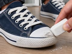 Frotar una goma de borrar en los zapatos: para qué sirve y por qué lo recomiendan