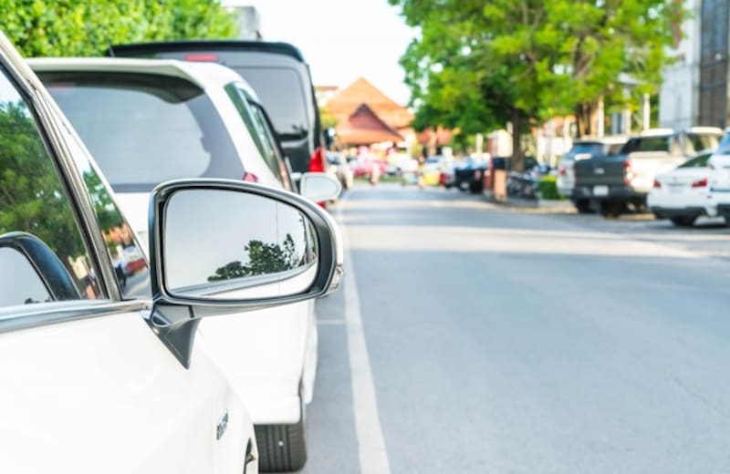 Frotar una papa en los espejos retrovisores del auto: para qué sirve y por qué lo recomiendan
