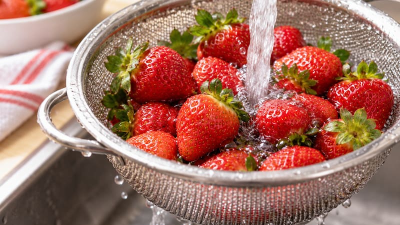Se recomienda lavar las frutillas justo antes de consumirlas para preservar su calidad.