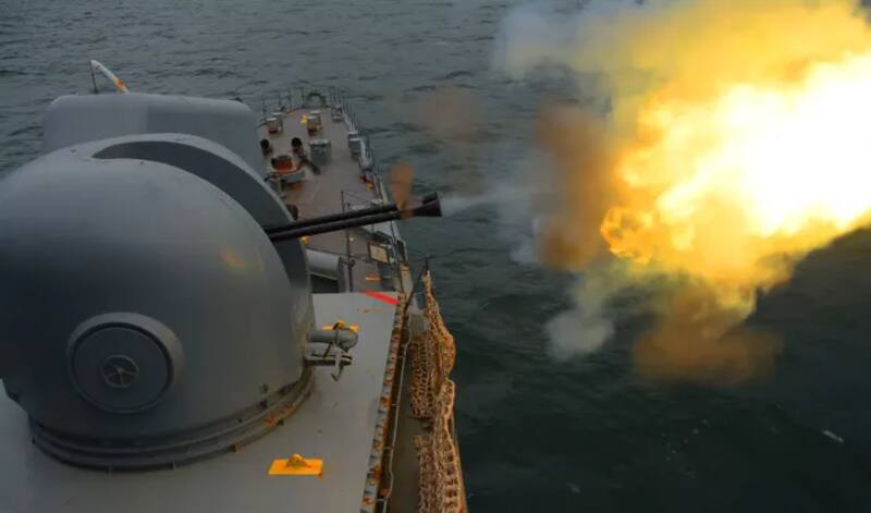 Disparo de cañón Bofors de 40 mm desde un destructor Meko 360 de la Armada Argentina.