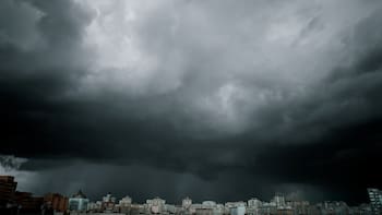 Se acerca un frente de nubes negras y pronostican lluvias con granizo para el fin de semana: estas son las regiones afectadas