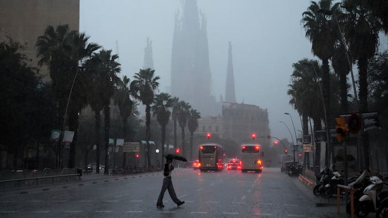 Aspecto de una calle de Barcelona este martes cuando Protección Civil ha hecho un llamamiento a tener "mucha prudencia" ante la incertidumbre sobre las zonas exactas del litoral y prelitoral catalán donde se registrarán las precipitaciones más intensas previstas hasta las 14 horas. EFE/Alejandro García