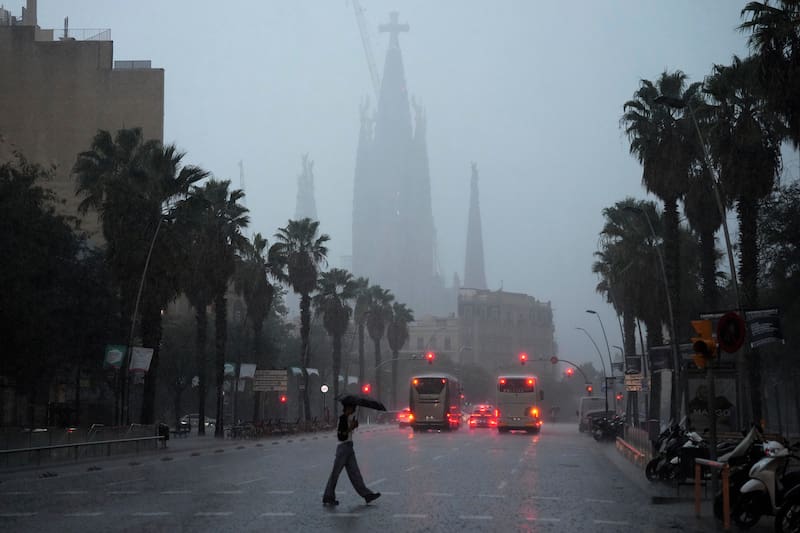 Aspecto de una calle de Barcelona este martes cuando Protección Civil ha hecho un llamamiento a tener "mucha prudencia".