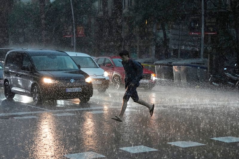 Alerta roja por lluvias en Valencia y Castellón: dónde se suspenden las clases este jueves