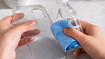 Poner una gota de vinagre en la funda del móvil: para qué sirve y por qué cada vez más personas lo hacen