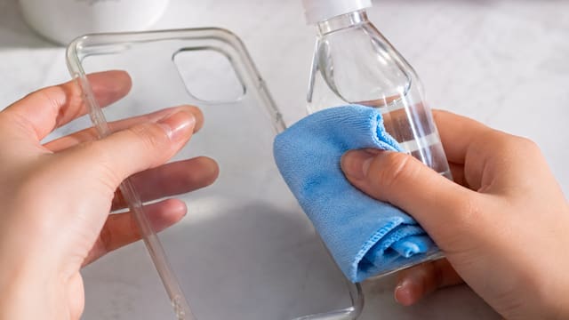 Poner una gota de vinagre en la funda del móvil: para qué sirve y por qué cada vez más personas lo hacen