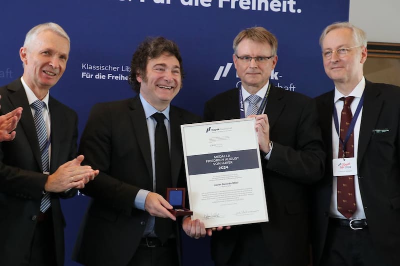 Milei recibe una distinción en la Fundacion Hayek