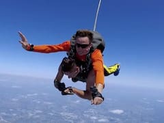 Funky Matas (38) saltó a más de 4,500 metros de altura y se tatuó mientras caía: “Practiqué falsamente con un gran ventilador que soplaba viento en mi dirección”