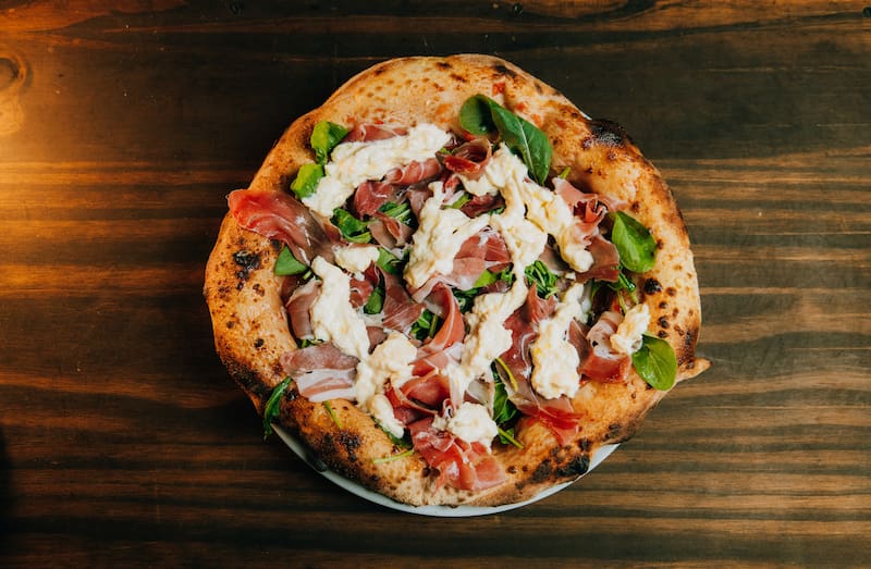 Pizza de prosciutto y rúcula de Furore.
