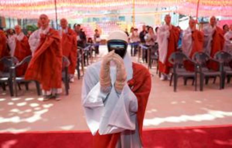 Un robot humanoide de 1,3 metros fue ordenado monje en el templo Jogye de Seúl tras aceptar votos budistas adaptados a su condición de máquina.