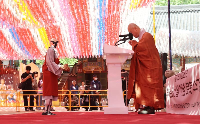 Gabi, un robot humanoide, junta las manos mientras asiste a una ceremonia de ordenación en el templo Jogye en Seúl, Corea del Sur.