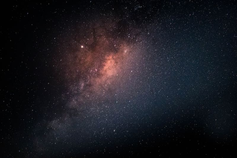 Descubren un enorme disco exterior de estrellas jóvenes en la galaxia espiral Messier 74: se extiende hasta casi 100.000 años luz (foto: Freepik)