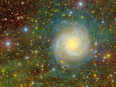 Descubren un enorme disco exterior de estrellas jóvenes en la galaxia espiral Messier 74: se extiende hasta casi 100.000 años luz